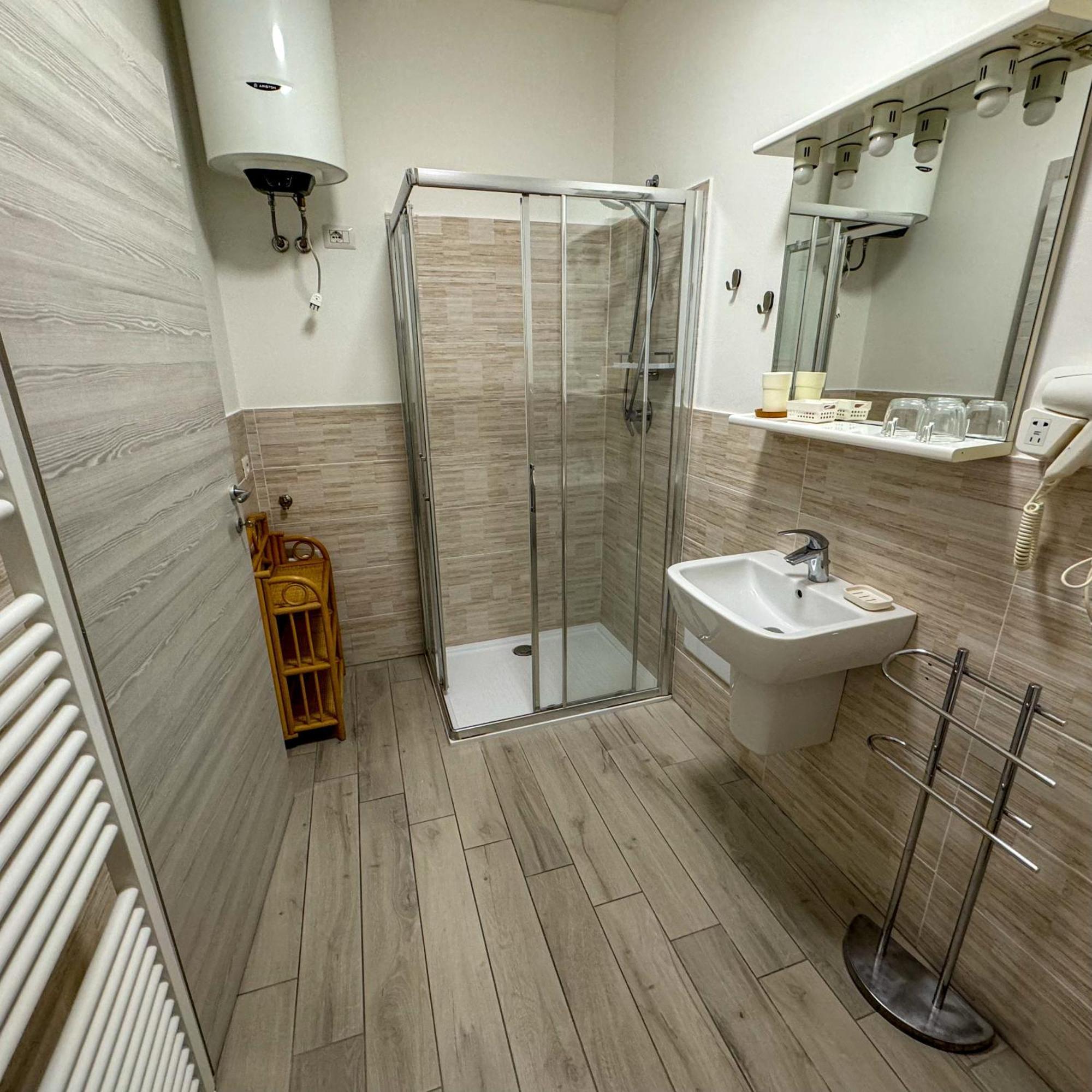 Sg Rooms - Casa Laura เปสเคียรา เดล การ์ดา ภายนอก รูปภาพ