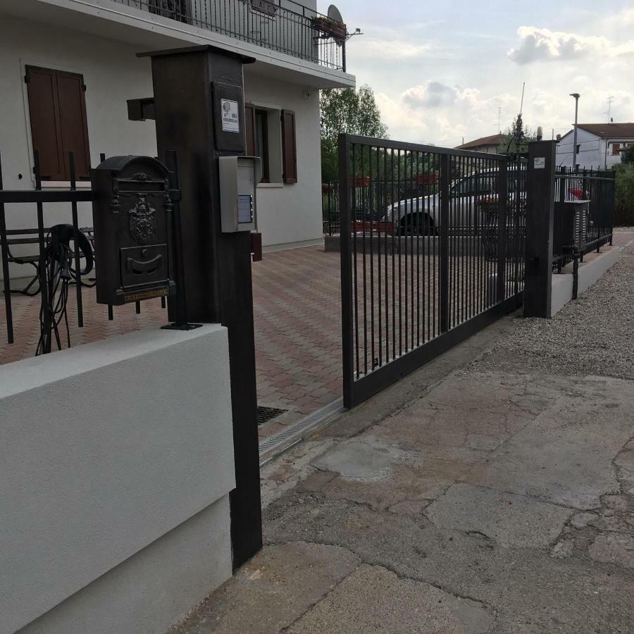 Sg Rooms - Casa Laura เปสเคียรา เดล การ์ดา ภายนอก รูปภาพ